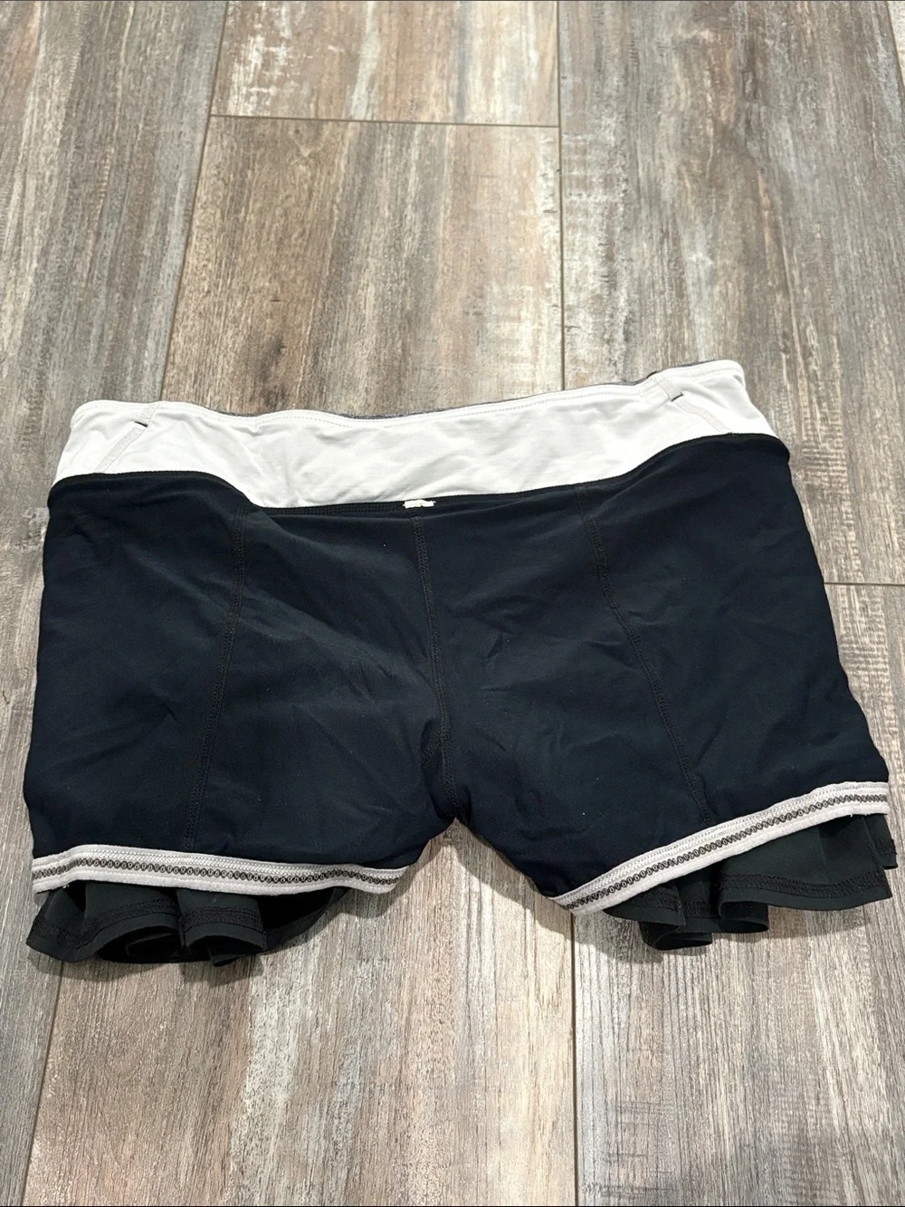 LULULEMON Black & Gray Ruffle Skirt Size 6